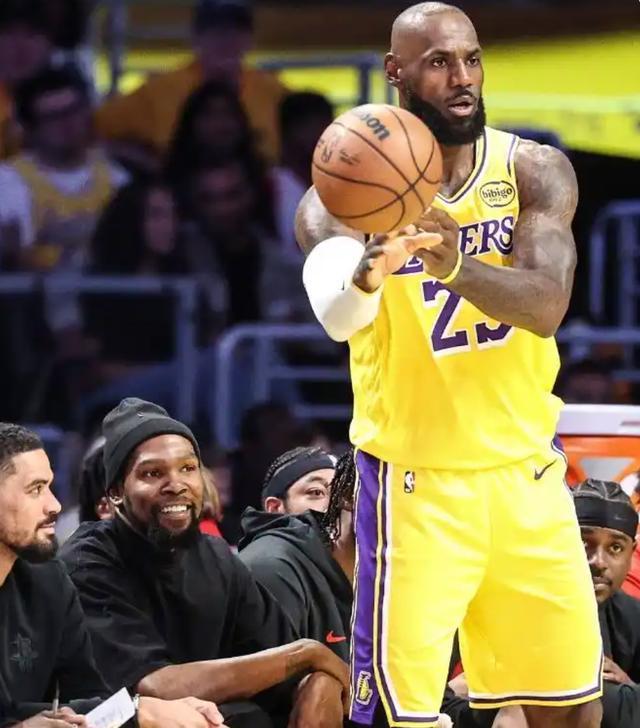 佩顿接着说：“我感觉詹姆斯的身体还能撑个一两年，我也不认为他想离开湖人，四处漂泊