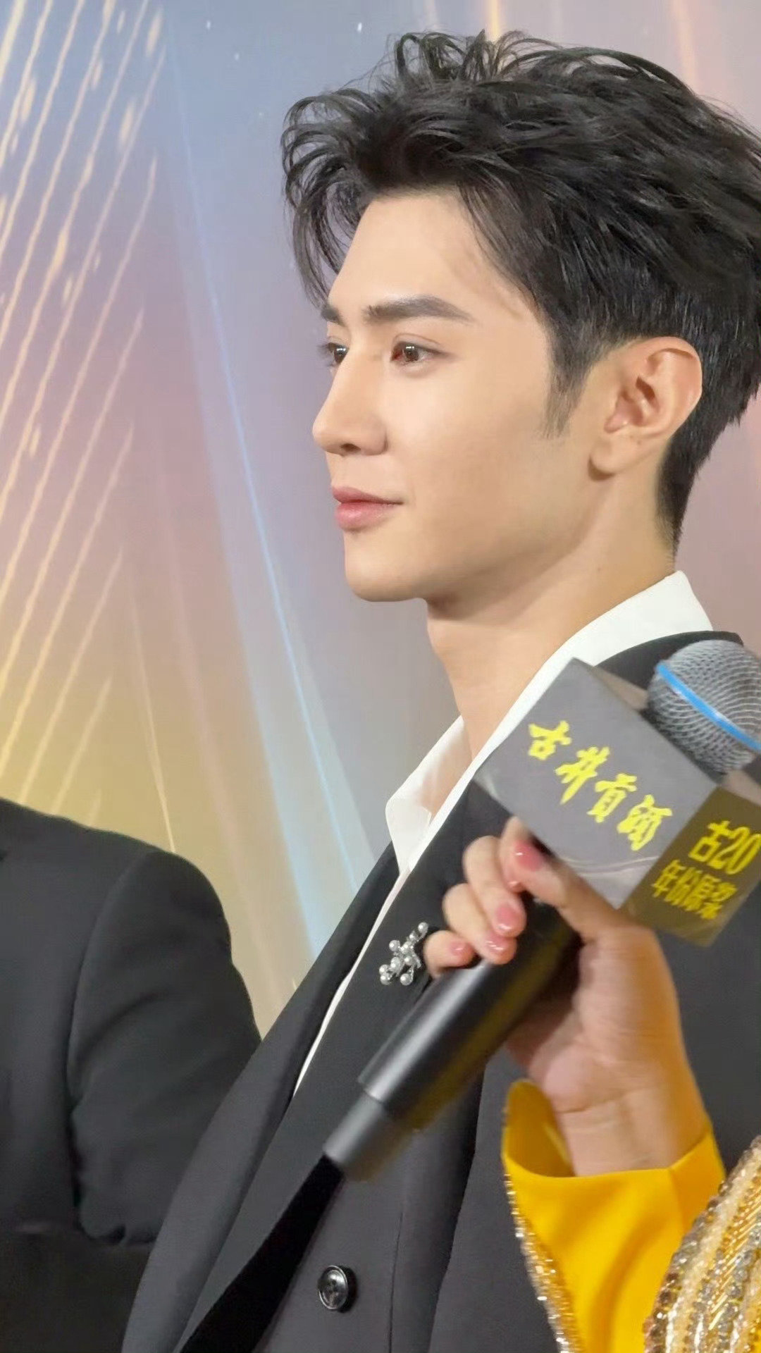 陈哲远因眼睛超级明亮而被夸赞，他竟有些不好意思，抿嘴笑的样子反应太萌了。不得不说