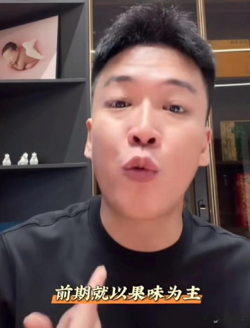 刘一手也要进军啤酒行业，
但是跟巴扎黑和吴迪的啤酒不一样，他们做的是精酿，
刘一