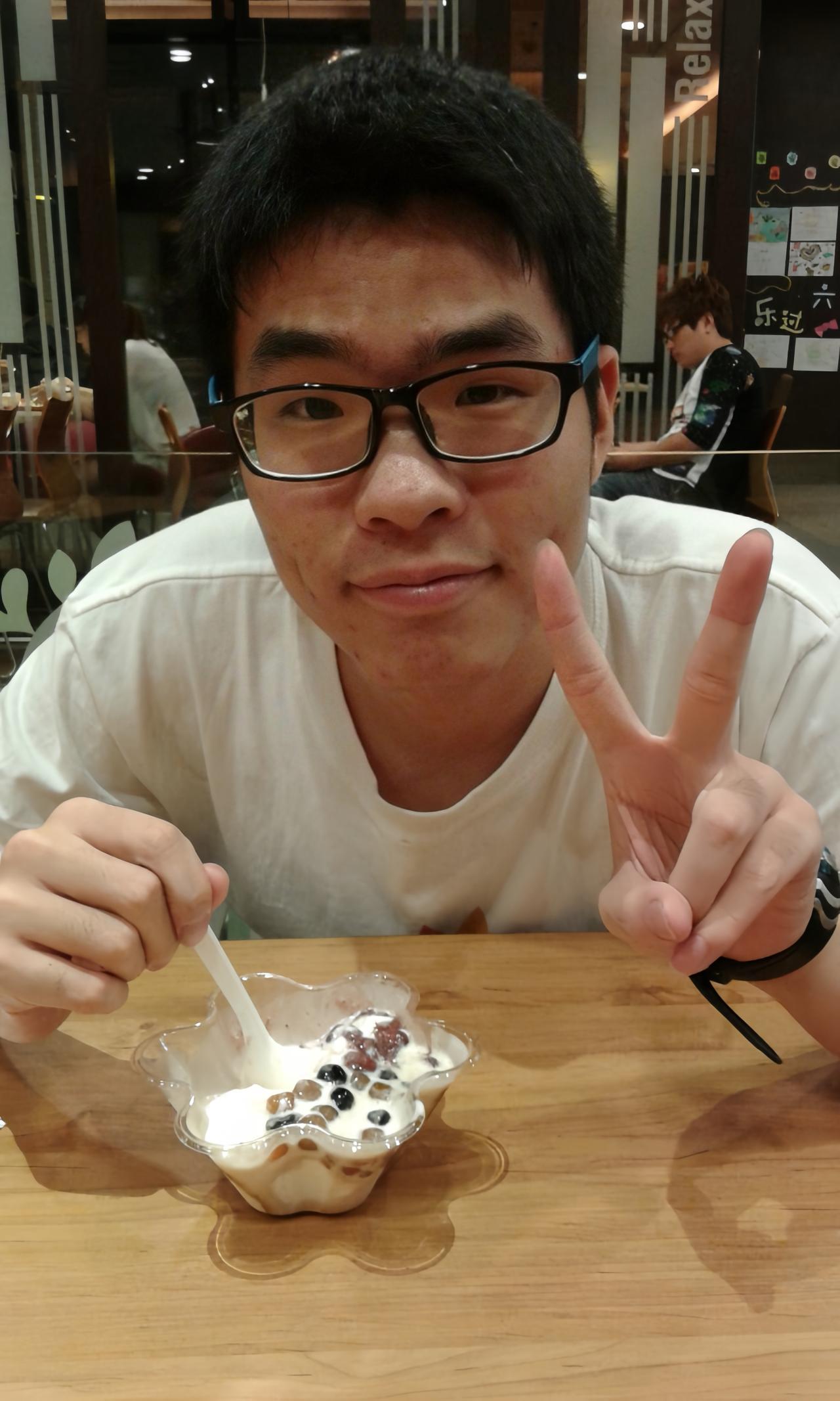 中考时，他夺得中考状元头衔，高考时，他又夺得省理科状元的头衔。他是极为少见的双状