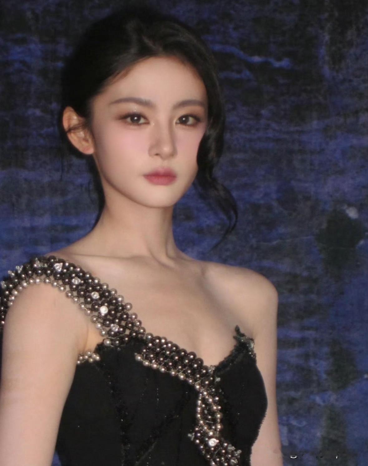 赵晴这变化挺大的，脸小了好多，挺美的！
乍一看还以为换了个人，仔细端详五官还是那