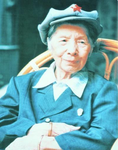 1936年，裹小脚的她竟然在长征途中诞下了一个女婴，产后的恢复只能寄希望于草地上