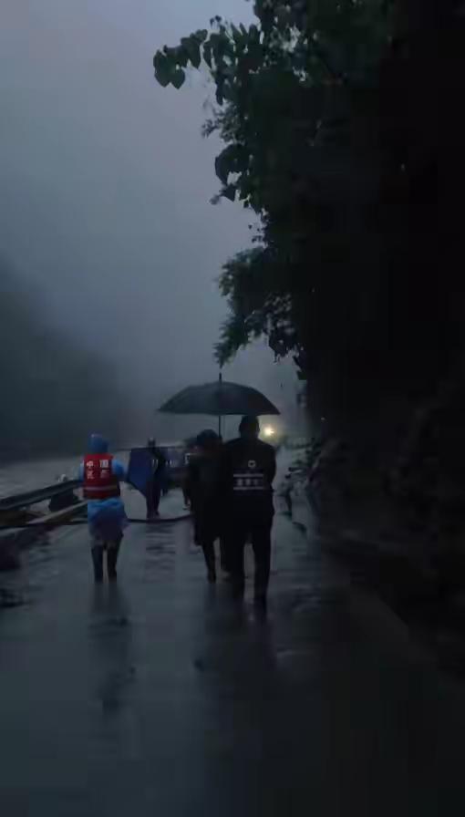 深山村落突遭暴雨重创！恩施白水河村遇洪灾断联，众人逆行奔赴灾区
 （个人观点仅供