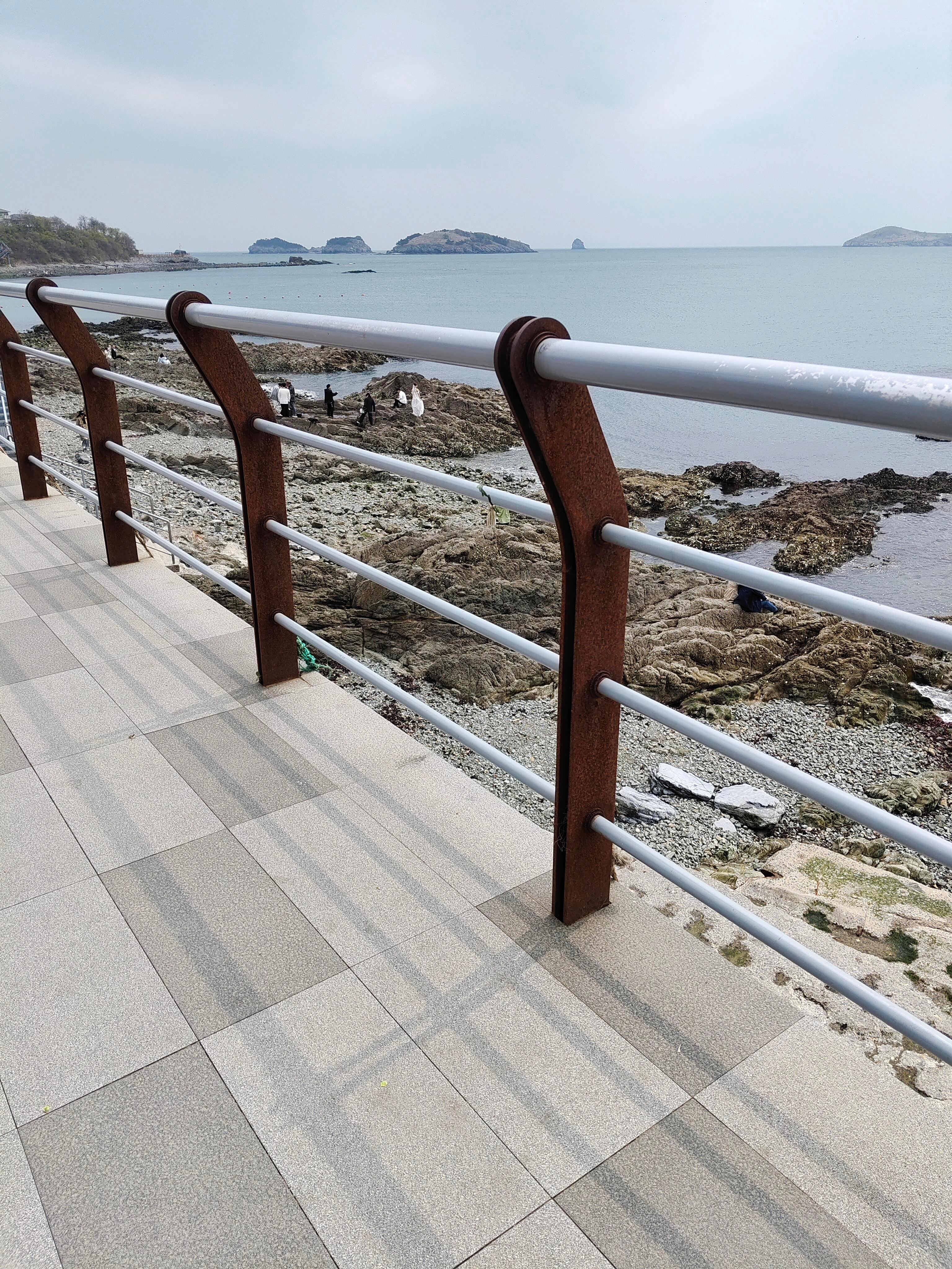 耐候钢，又称耐大气腐蚀钢。这个不怕锈，越锈越好。其设计目的是在暴露于自然大气环境