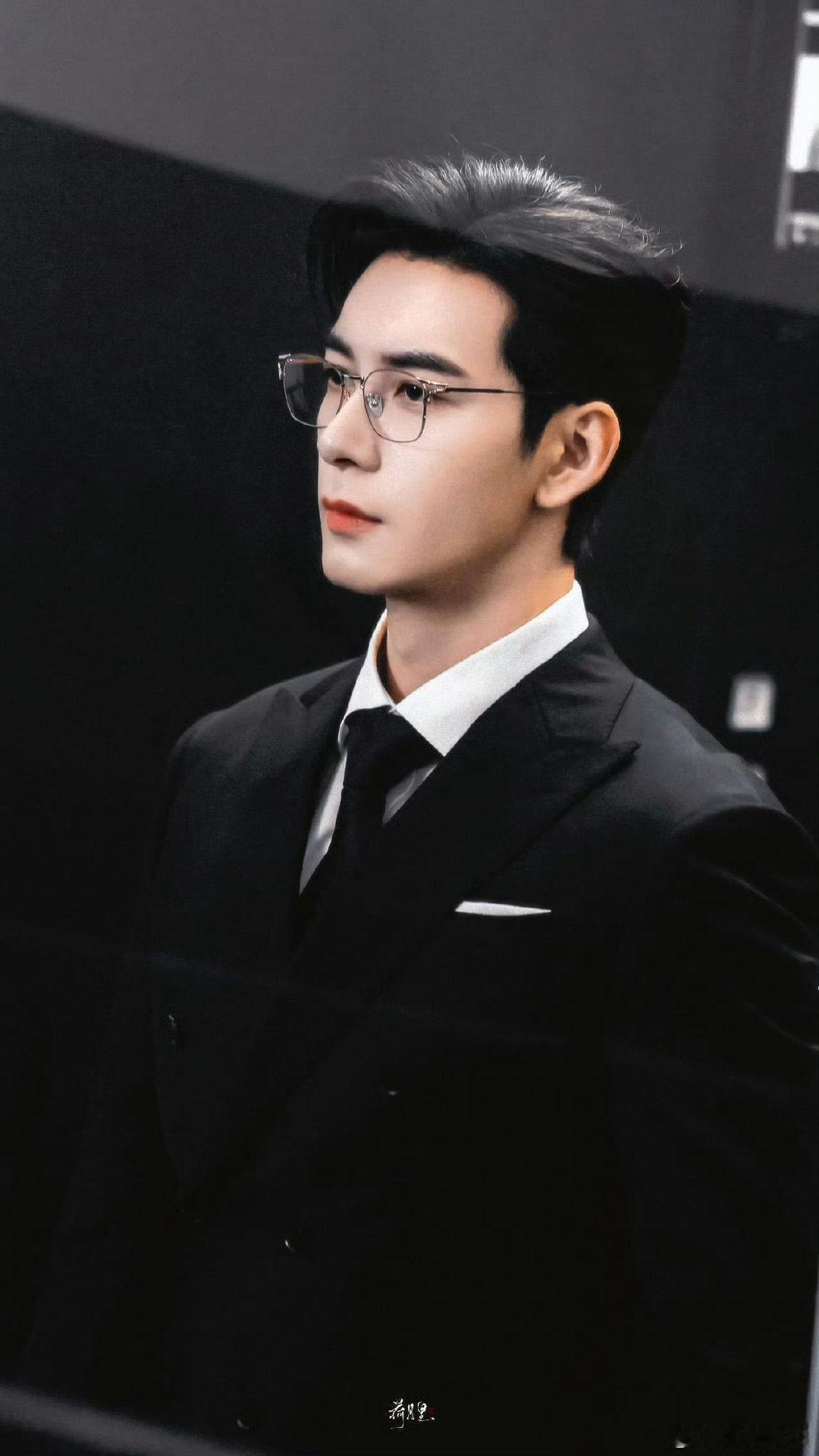 陈星旭到几层到你心里那层 陈星旭是春日里的微风，轻拂过心尖；是夜空中的明月，照亮