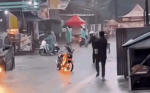 你敢信吗？
摩托车在水里着了！
最近网上流传一段视频，真是把我给看懵了，一哥们儿