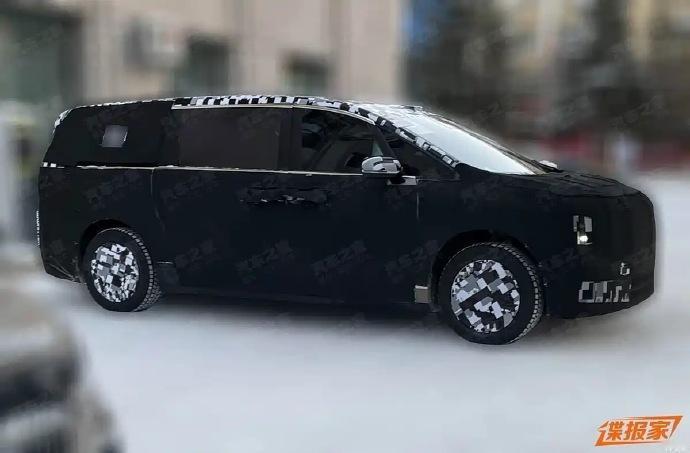 鸿蒙智行百万级新旗舰！尊界MPV最新谍照曝光，标轴长轴双布局