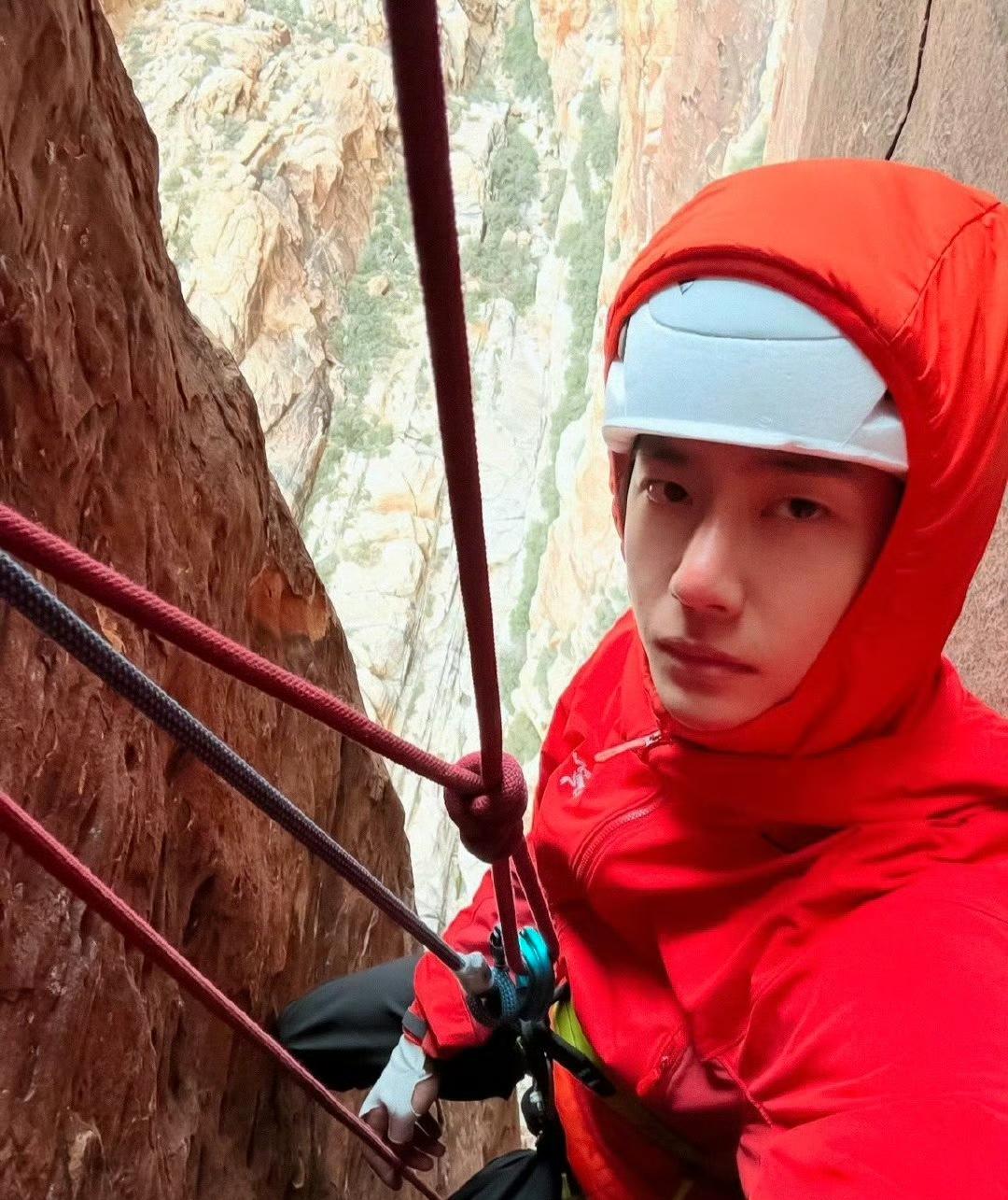 王一博还是很内向的，看到他说越级不喜欢去人多的地方，莫名有点小心疼。

聚光灯下