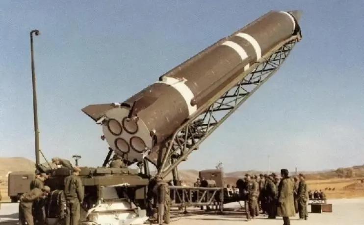 两伊战争正打得难解难分，伊朗的炮声刚停，外交官就撂下狠话：再帮伊拉克，就封了霍尔