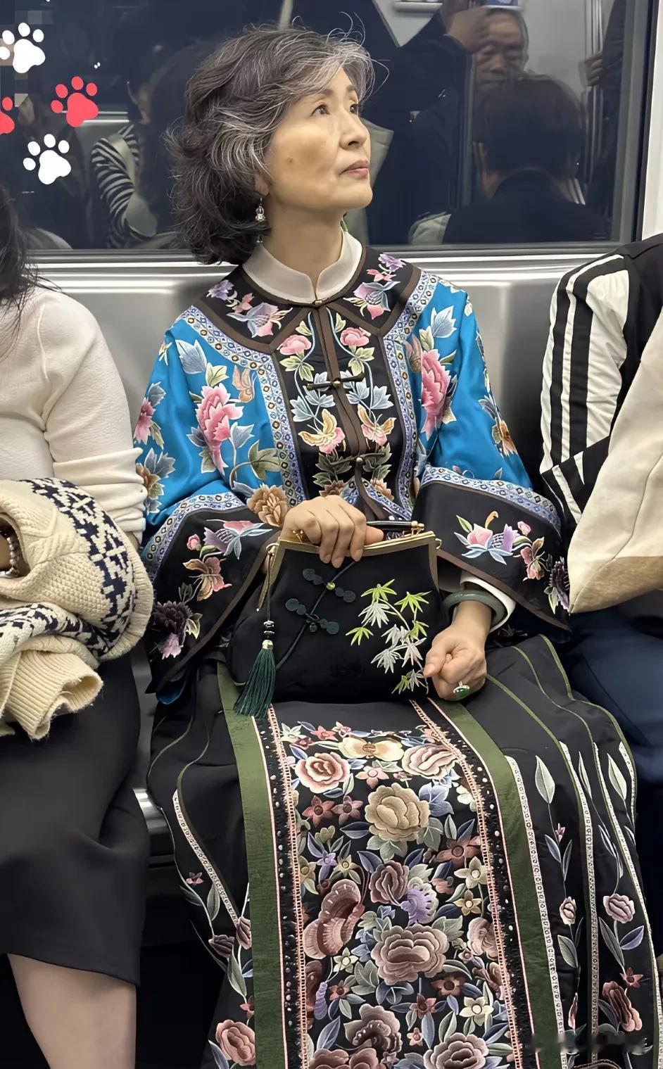 请用一句话，形容她的美！