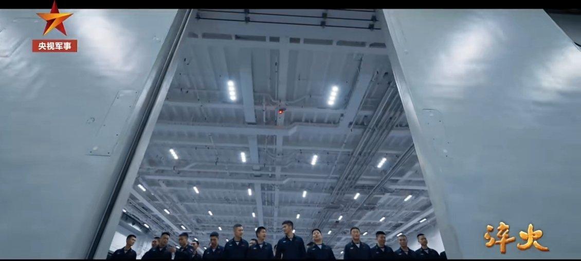 官媒首次曝光了中国海军福建舰机库。画面中，这应该是机库内部的隔断门。有全景看起来