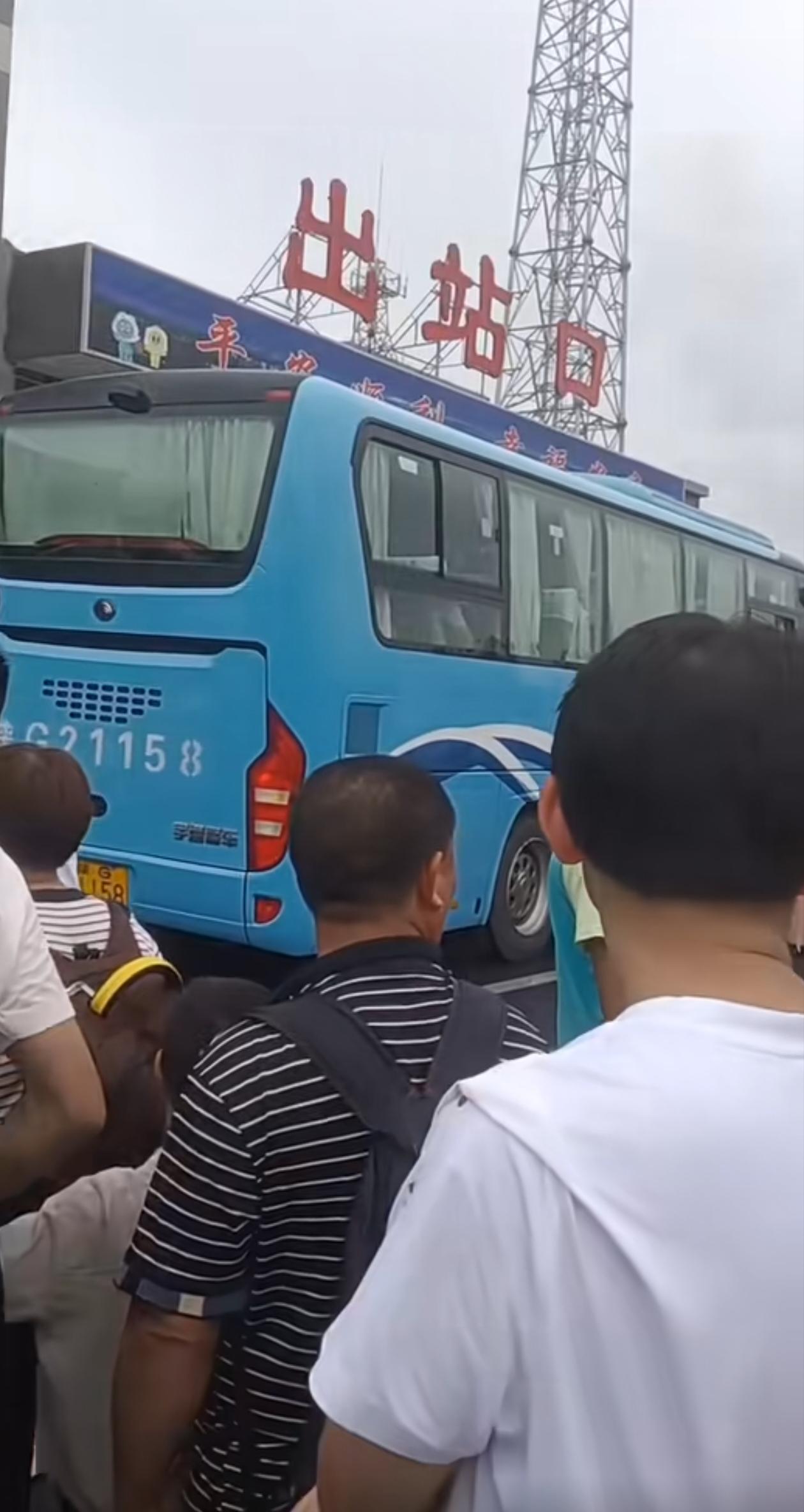 怪不得安康火车站这般热闹，原来是部分列车因天雨而停运，滞留的旅客正有条不紊地通过