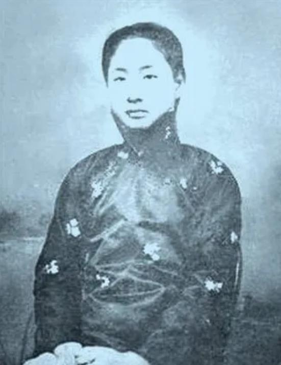 “老李娶的那个懒婆娘，整天喝酒听戏不干活！”1950年的沈阳胡同里，街坊们嚼着舌