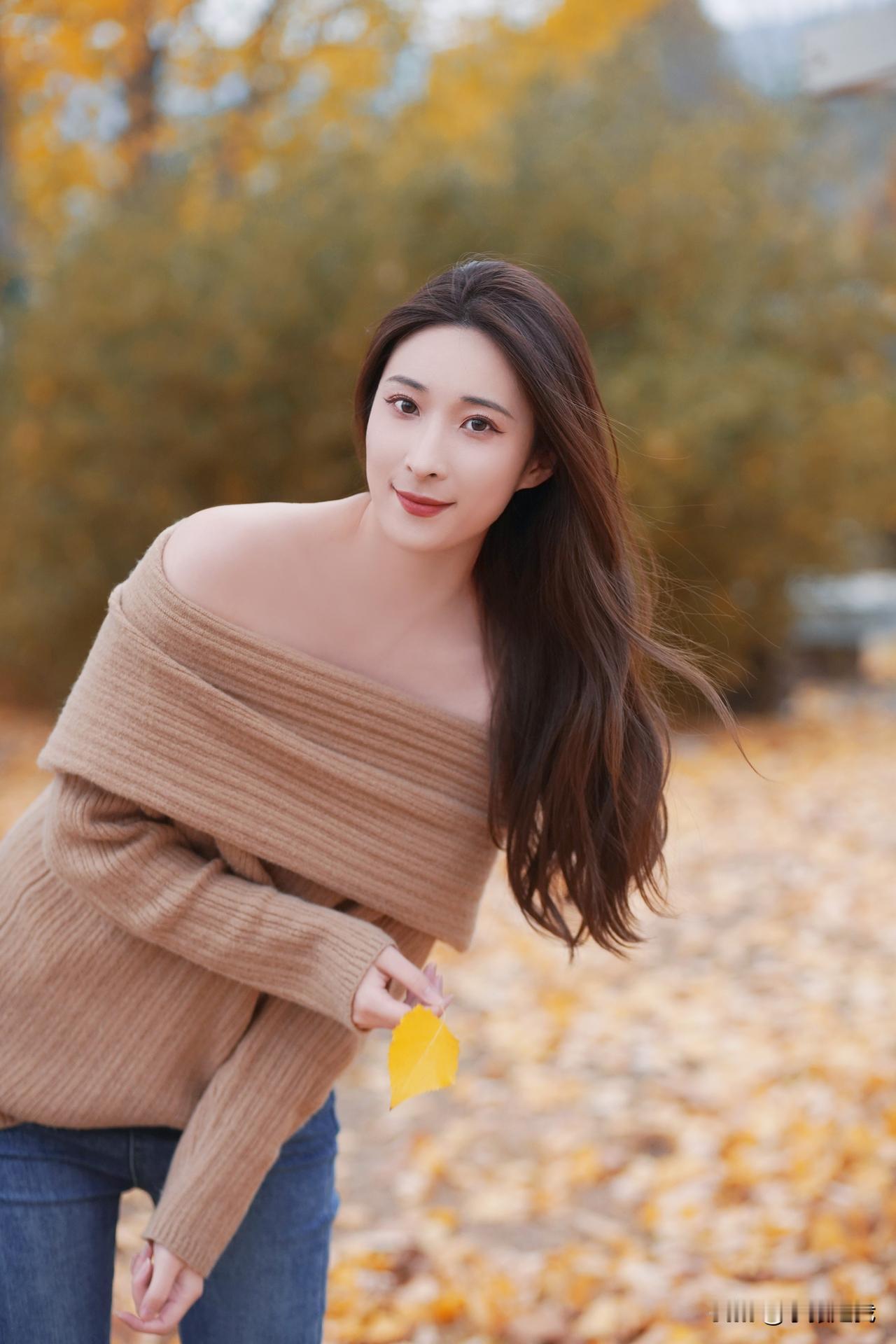 不必去追赶远方，家门口的公园就有深秋的浪漫。
阳光径直穿过枝桠，落在了发梢，这就