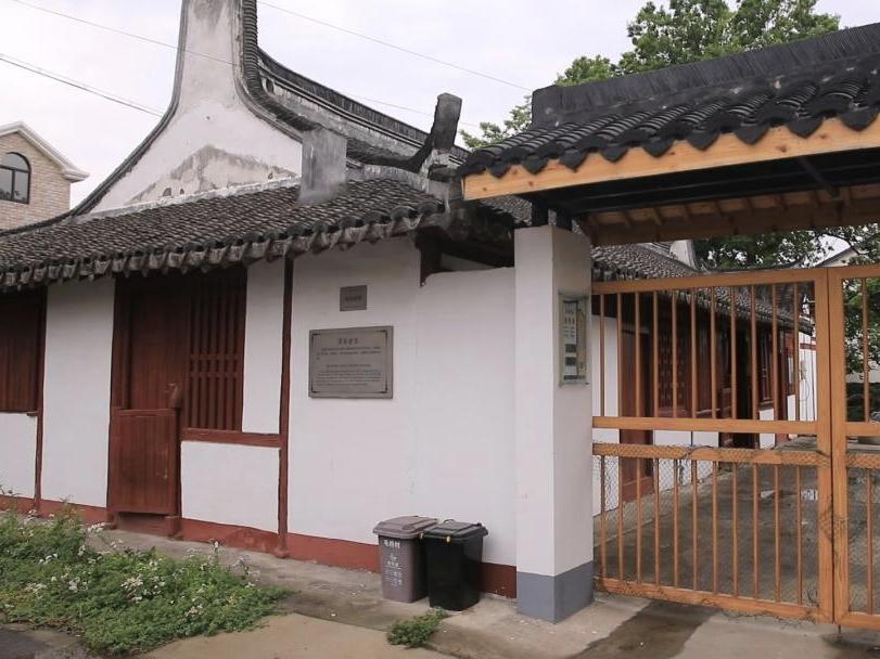 在嘉定毛桥村，路过一座带院的老屋。

老屋的主人是谁，标牌上只说是百年老屋，一明