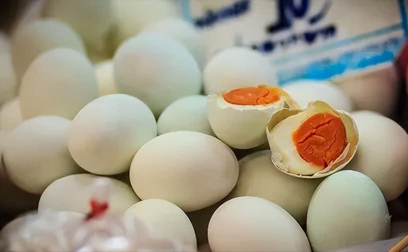 上海，一男子以2.2元价格，在超市买了6枚咸鸭蛋，却发现咸鸭蛋已过期1天，可男子