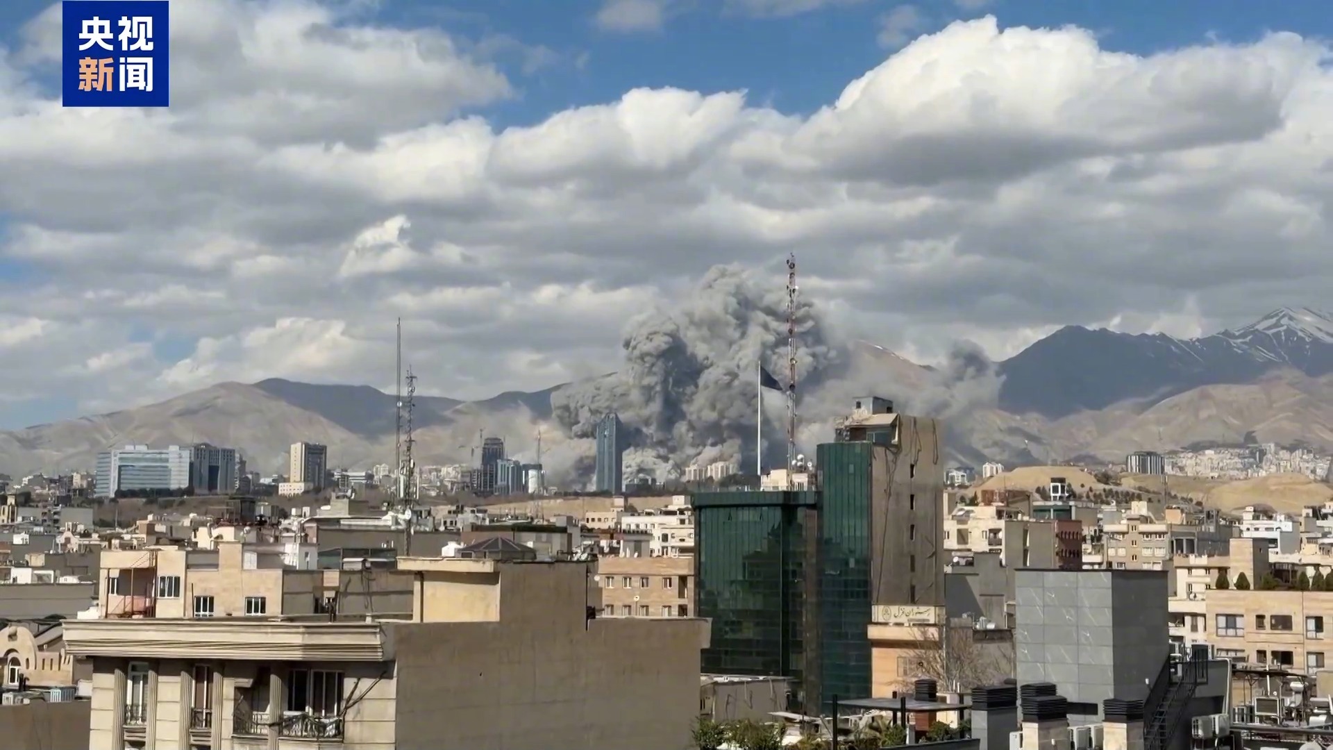 【#黎真主党支持者反美反以#】当地时间3月1日下午，数千名黎巴嫩真主党支持者聚集