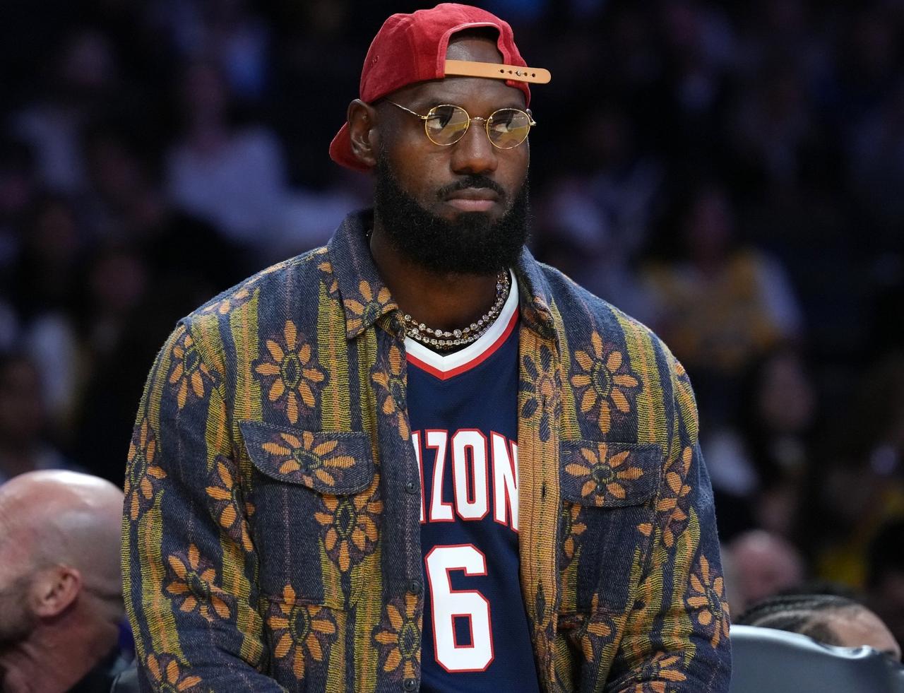 来了来了！据NBA名记shams报道:湖人当家球星詹姆斯就会在主场湖人与爵士的比