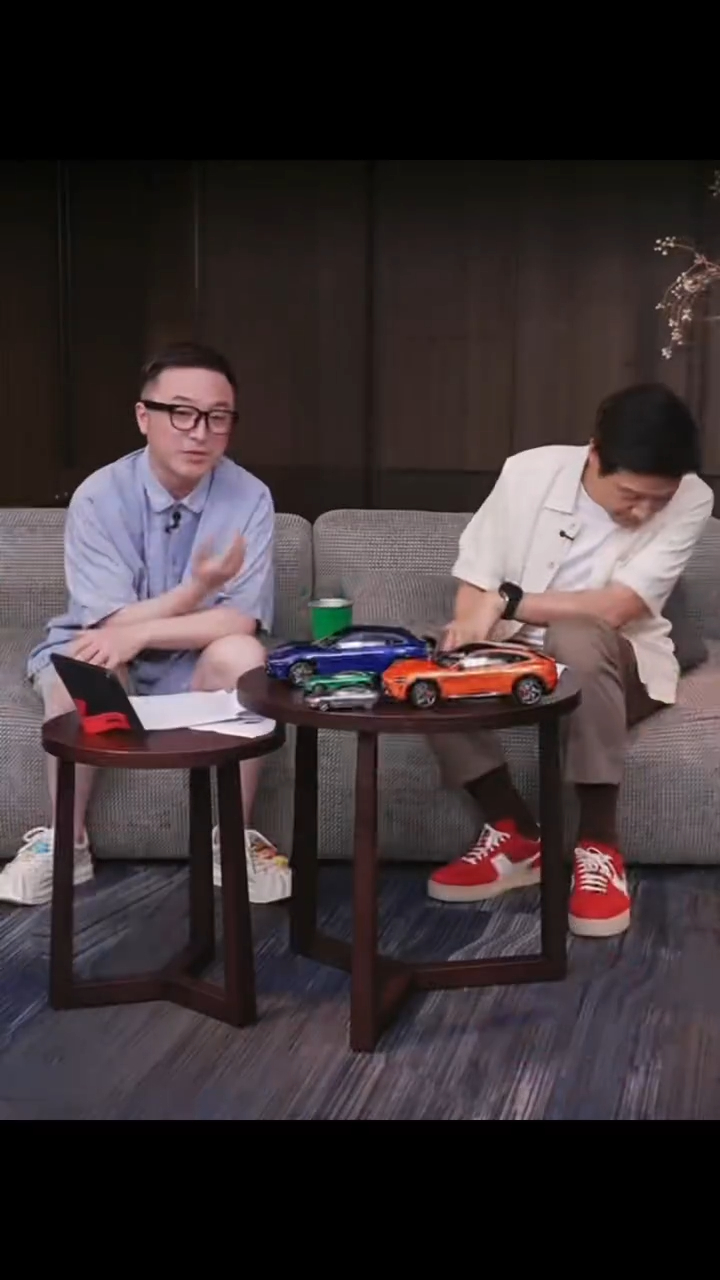雷军很喜欢自己这个红鞋，直播时一直低头看。 ​​​