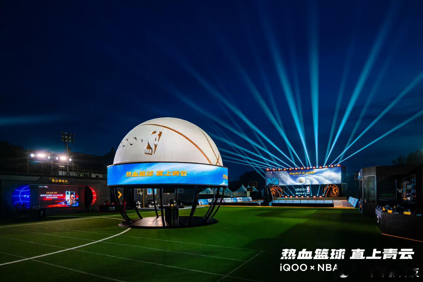 NBAiqooiQOOxNBA高校篮球赛iQOO15T热血篮球直上青云 一边是i