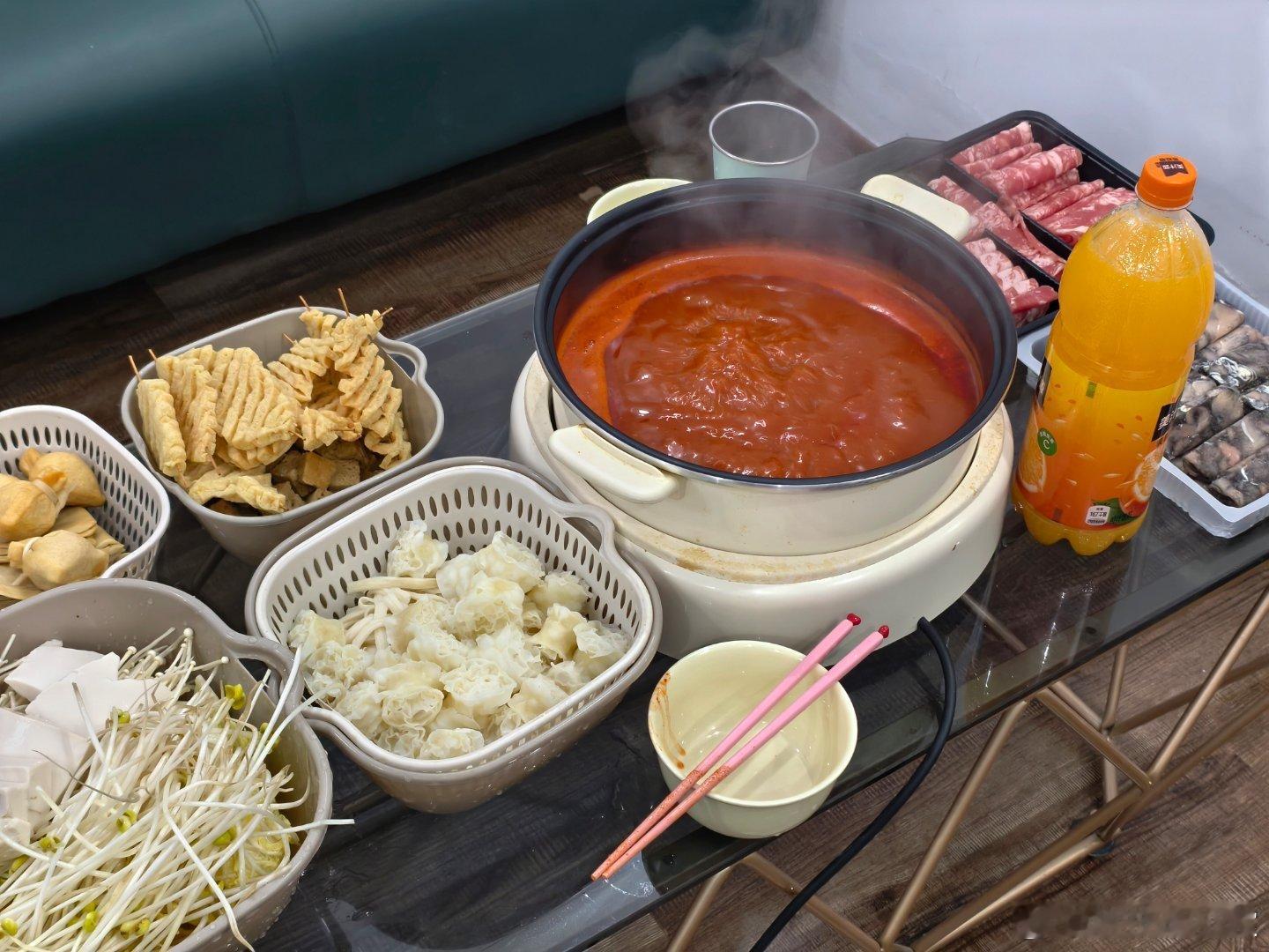 前段时间很火的辣糊糊今天算是吃上了！！！有种小时候吃的辣条的味道，很美味