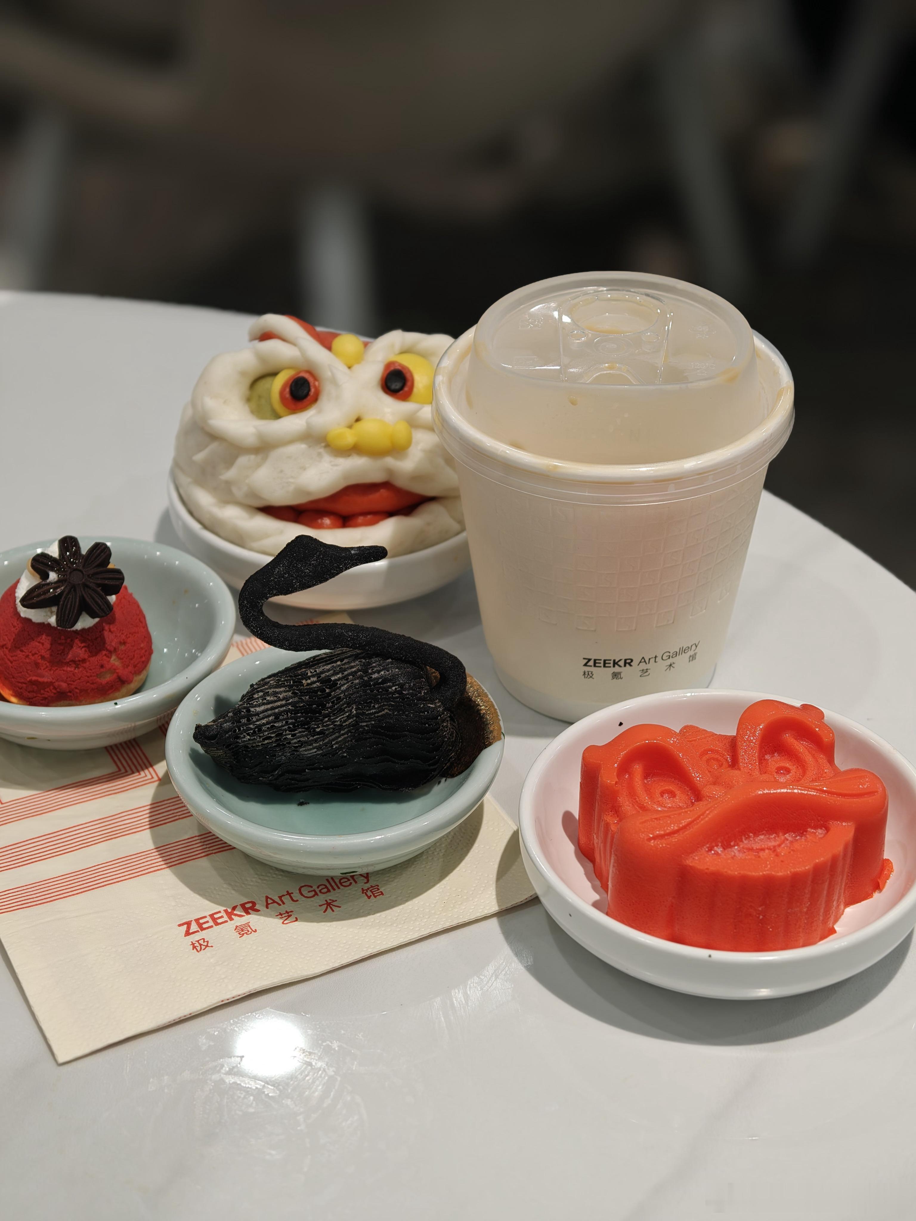 在极氪恰到了下午茶～糕点做得挺精致，结合了广州舞狮的特色元素黑天鹅酥比较有料，里