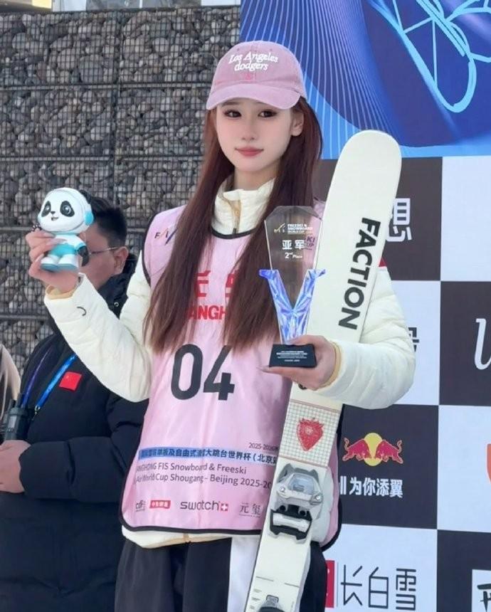 女运动员变漂亮了，

是进步还是陷阱？

她们明明在练力量却总被说“该瘦点”，美