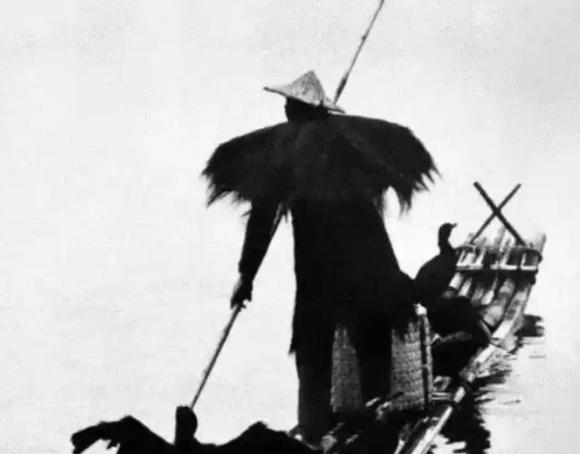 1942年，渔民陈根土载着16个日军过江。谁料，等船到江心，一脸谄媚的陈根土突然