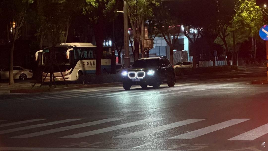 只有一个品牌的车，可以在漆黑的北京街道上，远远被一眼认出来