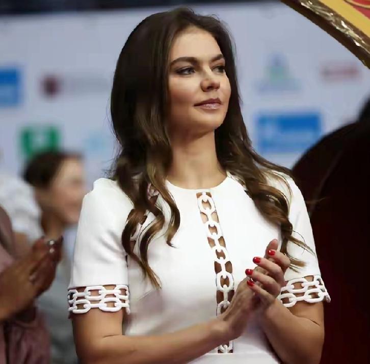 普京为何此时承认自己正在恋爱？73岁硬汉的坦诚，藏着最动人的人性真相
 
当73