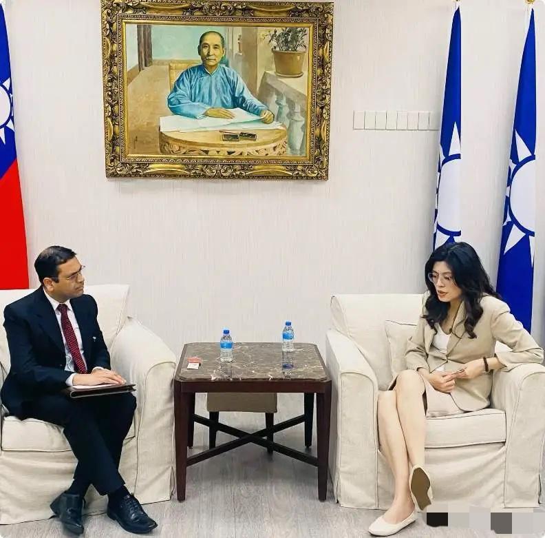 双方性别不同，坐姿却相似。在台岛，国民党主席郑丽文会见印度客人，郑丽文翘二郎腿是