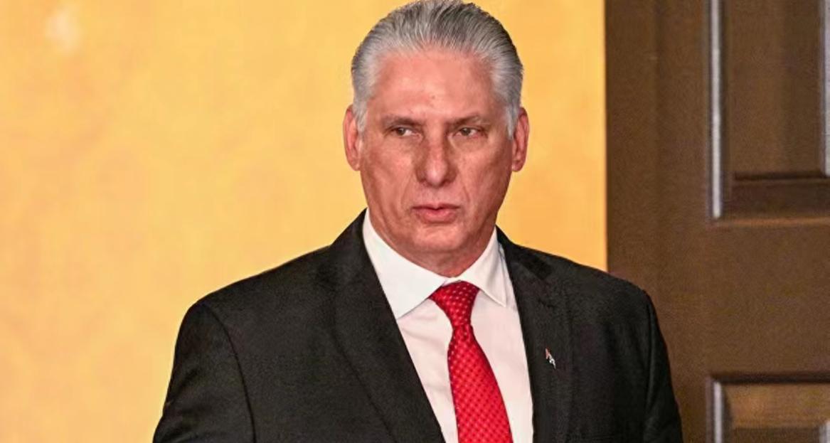 古巴已经被美国逼得走投无路了，

甚至连94岁的前领导人卡斯特罗都重新出山，推动