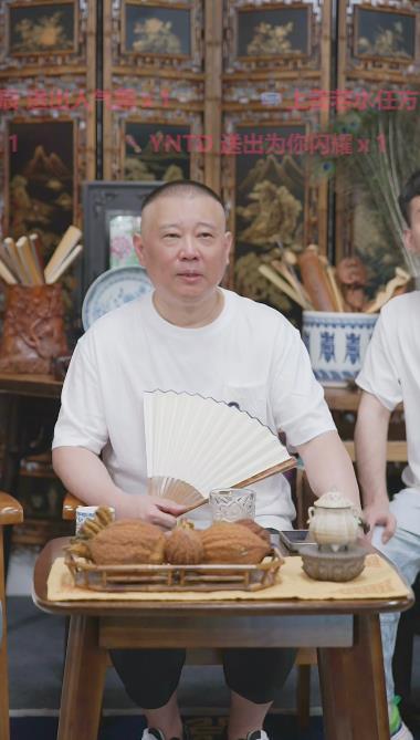 郭德纲晚上直播，谈论《九龙出海》因出国前忘记上线。直播中，节目受网友关注飙升，直