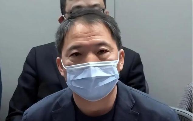 前乱港头目胡志伟在香港坐满53个月大牢。出狱大门一开，他头也不回直奔机场，兜里揣