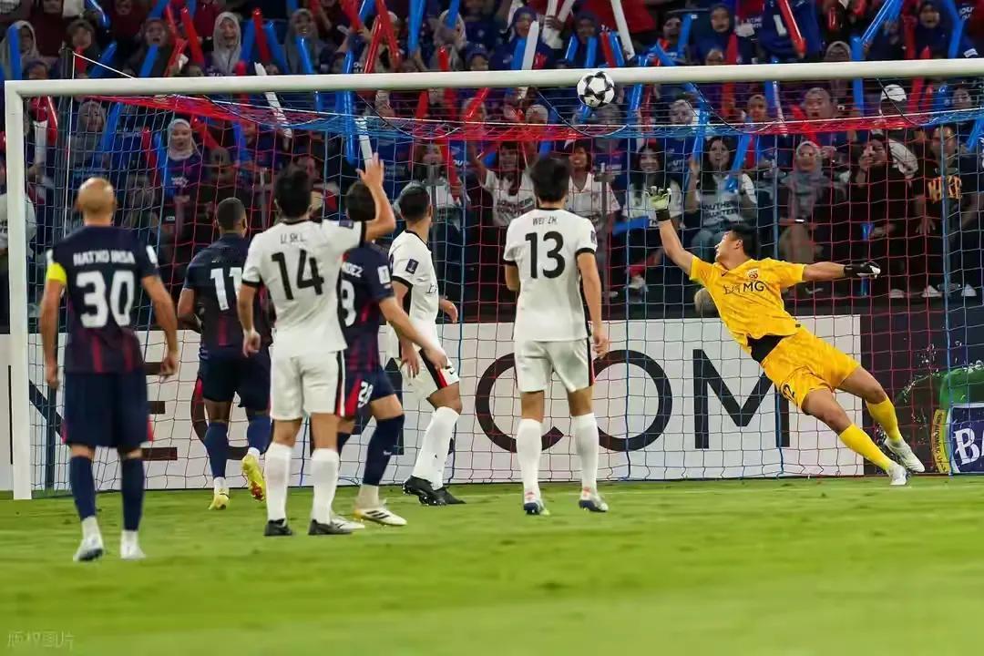 昨晚亚冠第六轮，客场作战的中超冠军海港队虽然破棉絮般的防守漏洞百出，但门将陈威和