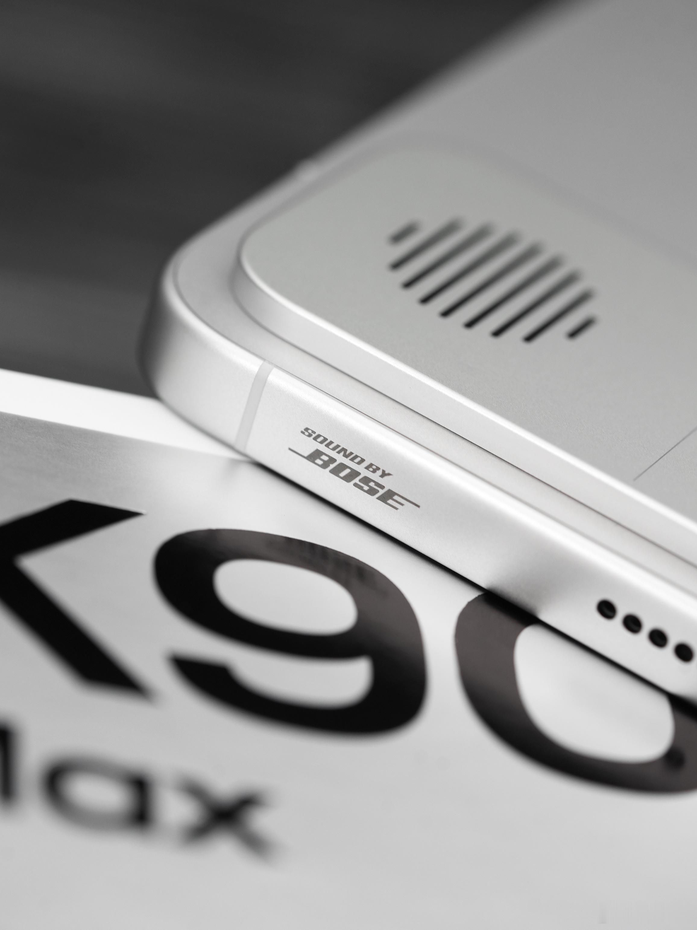 小米的审美越来越好了，REDMI K90 Max颜值真不错。后盖的风扇和手机融合