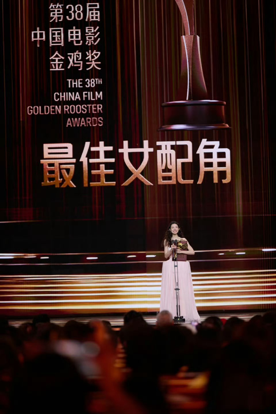 金鸡奖的荣誉加持下，钟楚曦官宣饰演《明日乐园》林三酒，这波联动太戳原著粉。她曾说