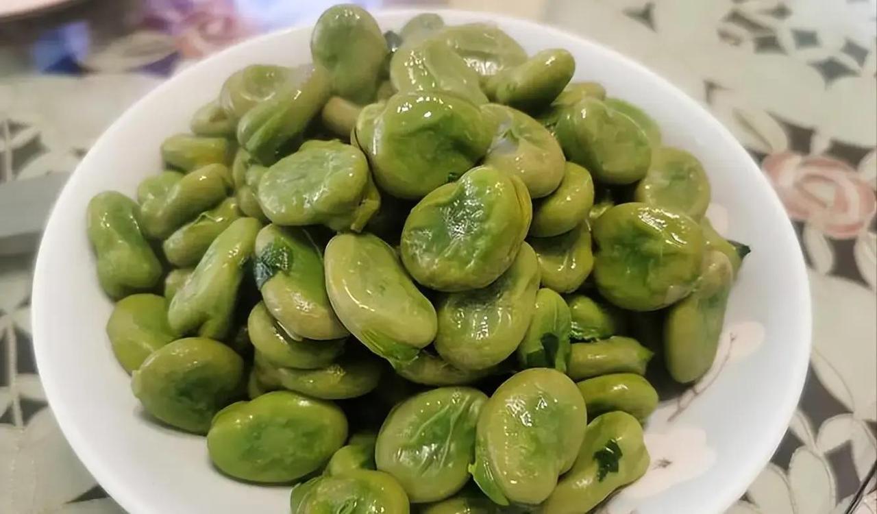 春夏蚕豆新鲜上市，街边摊贩卖得火热，许多人当零食解馋，却不知糖尿病患者一口下去血