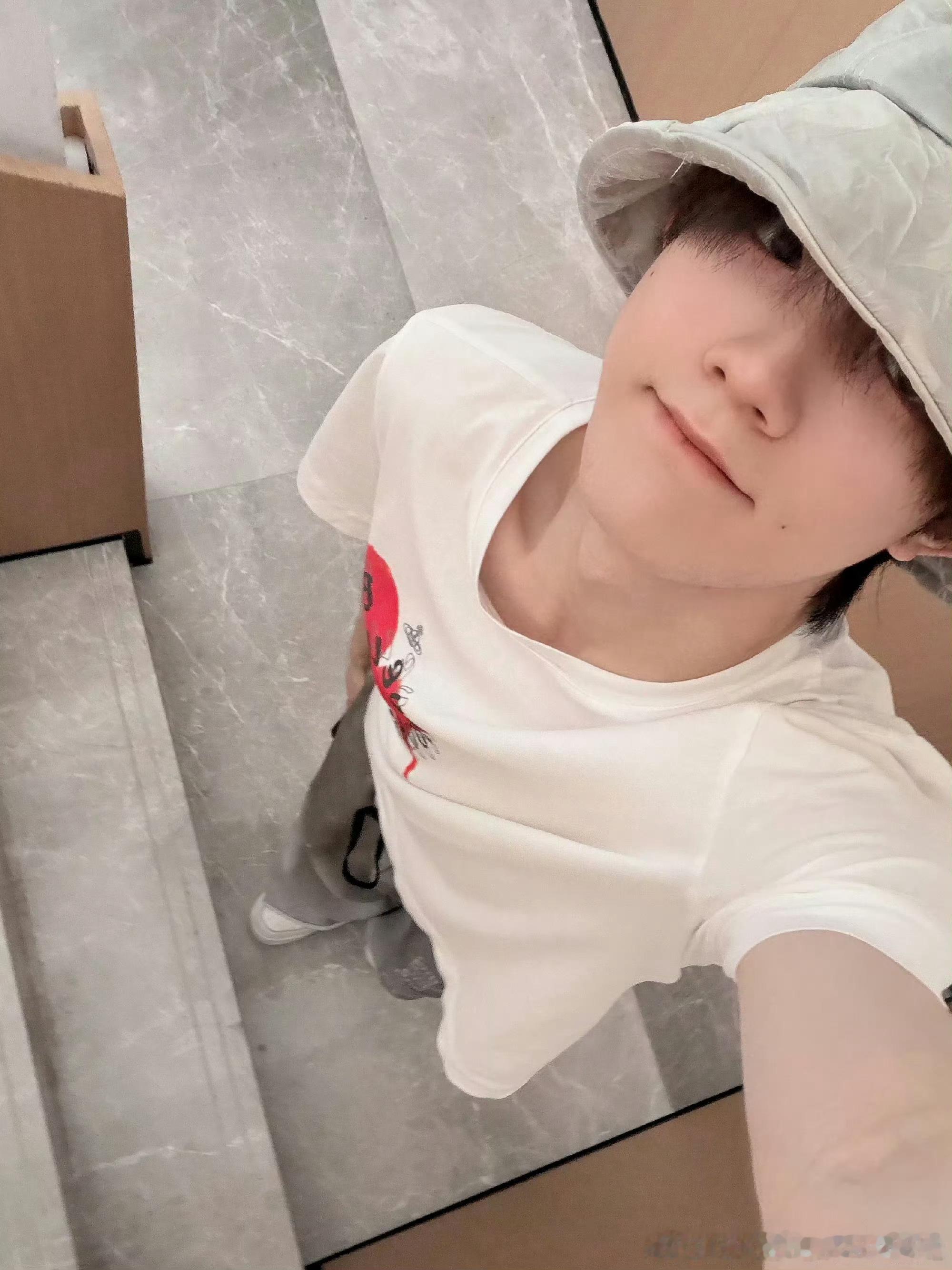 苏新皓头像换饼图看到苏新皓C位了还特意换饼图头像，真的又好笑又好哭。用这种可爱方