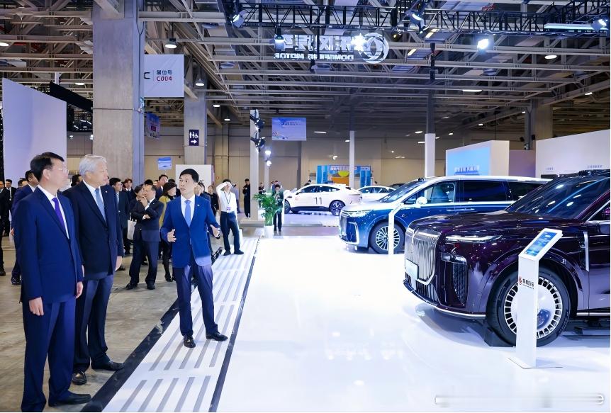 岚图汽车三旗舰齐登录澳门车展。今年算是岚图汽车大年，岚图梦想家焕新升级后，成为新