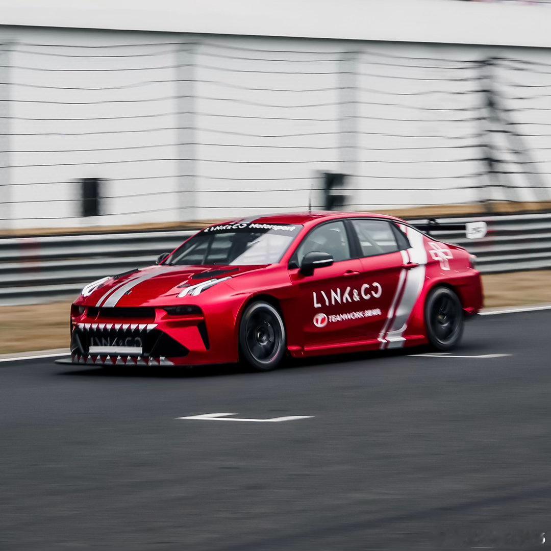 “谁买140万的领克啊？有这钱保时捷跑车随便买”这是普通人的思维；“谁不买140