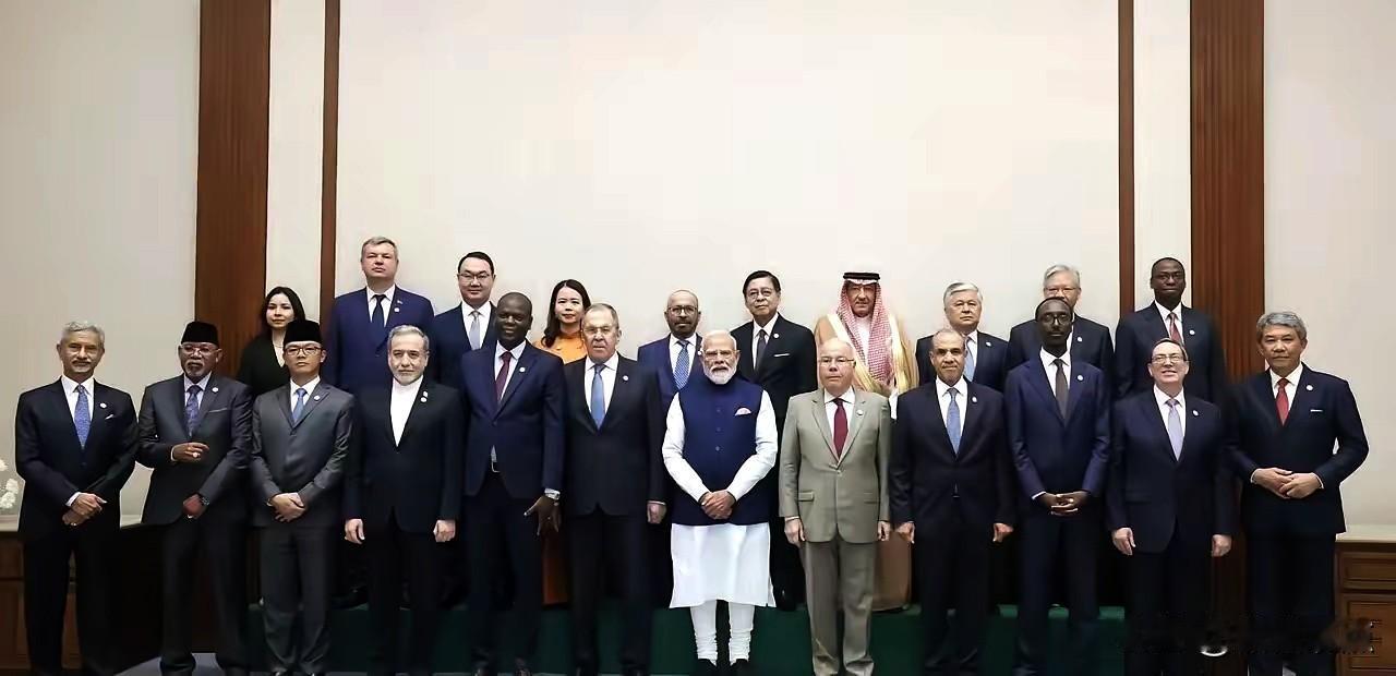 印度在新德里主办金砖外长会议。
有点尴尬，我国驻印度的大使徐飞洪排在后边一排，据