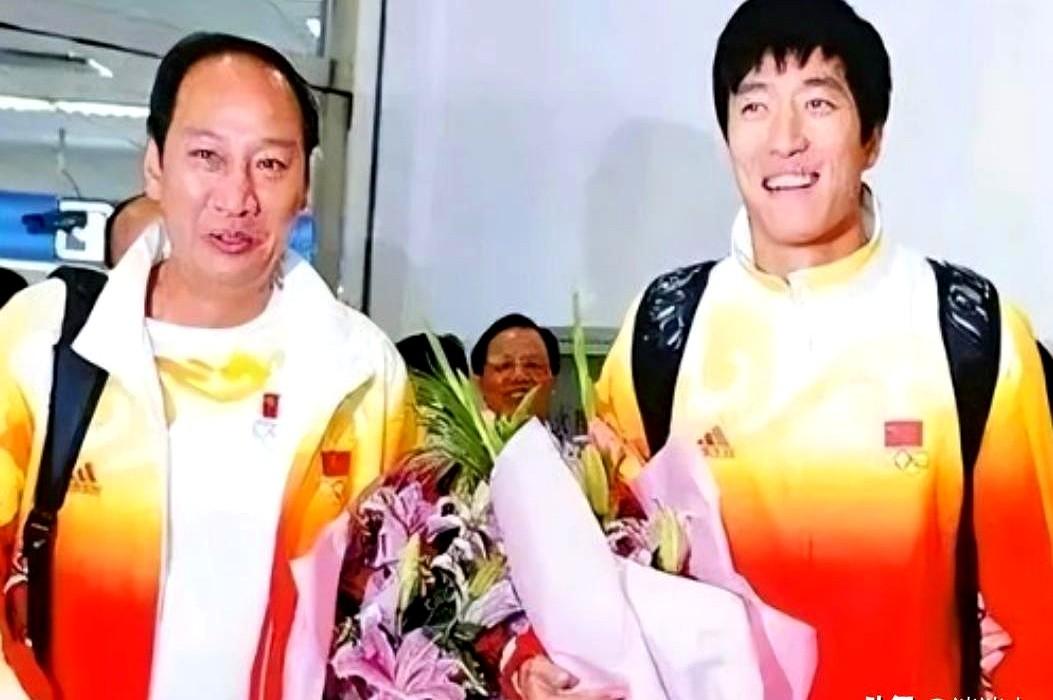 2004年刘翔跨栏夺冠后，开发商送他一套225万的房子。
刘翔住进自己的冠军房，