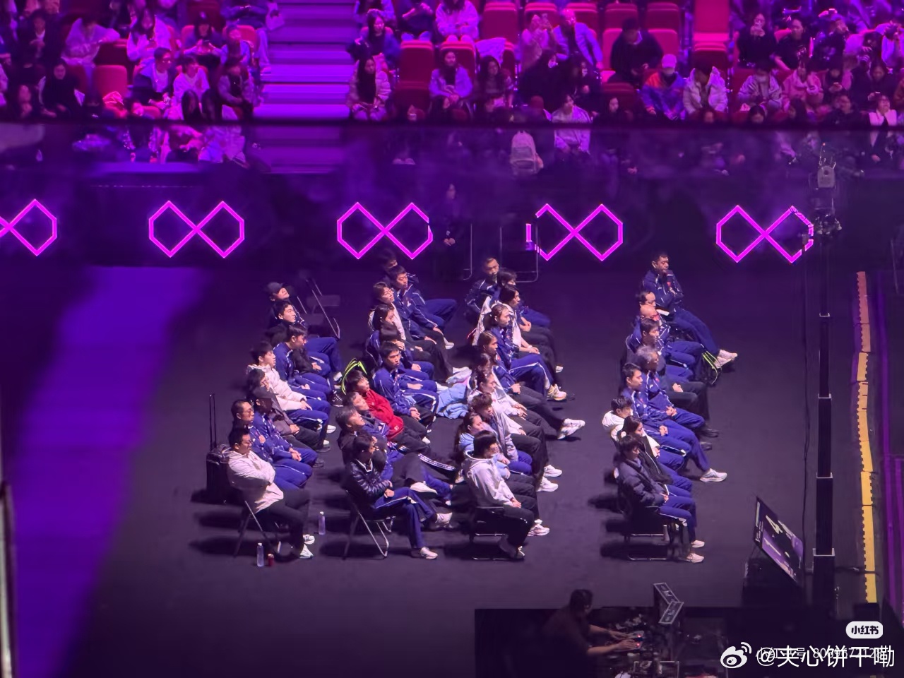 加了两排凳子啊 