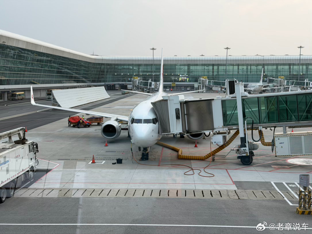 一天三城，最近高频出差中。 