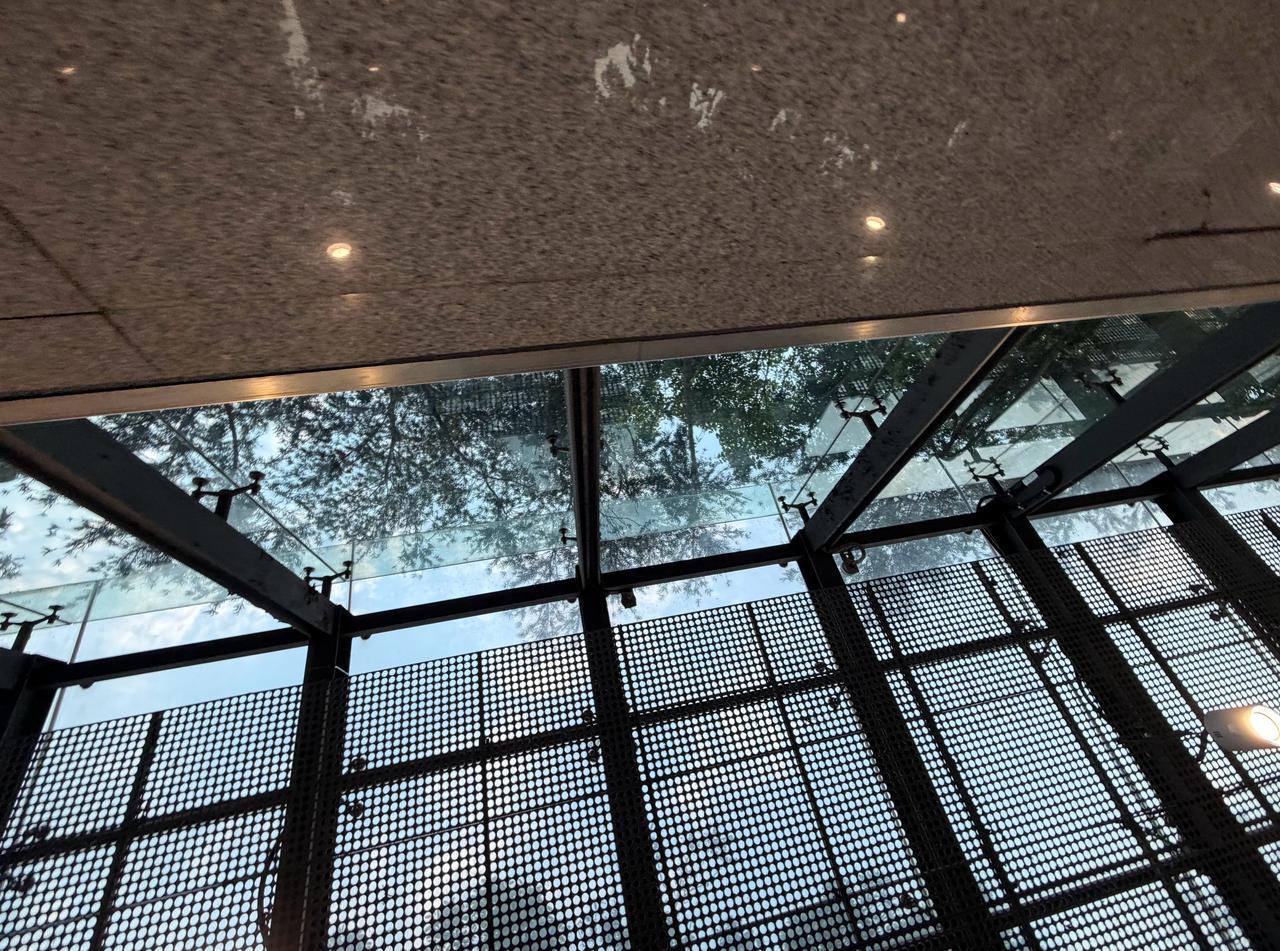 深圳地铁的进站出站口不知道是谁设计的，大量的落地玻璃极具美感，保洁阿姨最近应该有