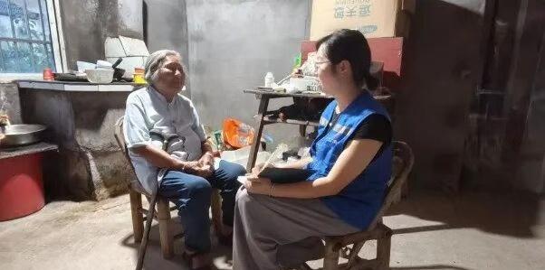 近日，台州三门。在健跳镇双港村的乡间小道上，一位身着蓝色网格员马甲的身影格外引人