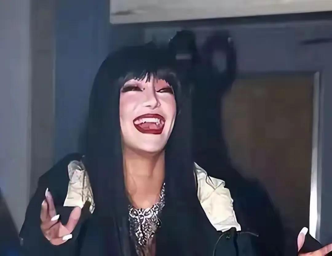 别人是折腾变美，她是往不寻常发展，都快看不到一点女人的模样，连她曾经的样貌都想不