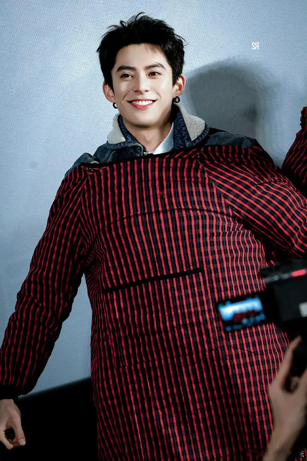之前就刷到过说这个围裙是川渝男人的制服，这次来四川参加婚礼，这边的男的真的都是穿