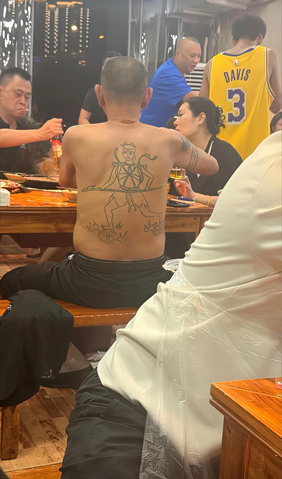 大哥一看就是个狠人，喝个酒也要翻江倒海！